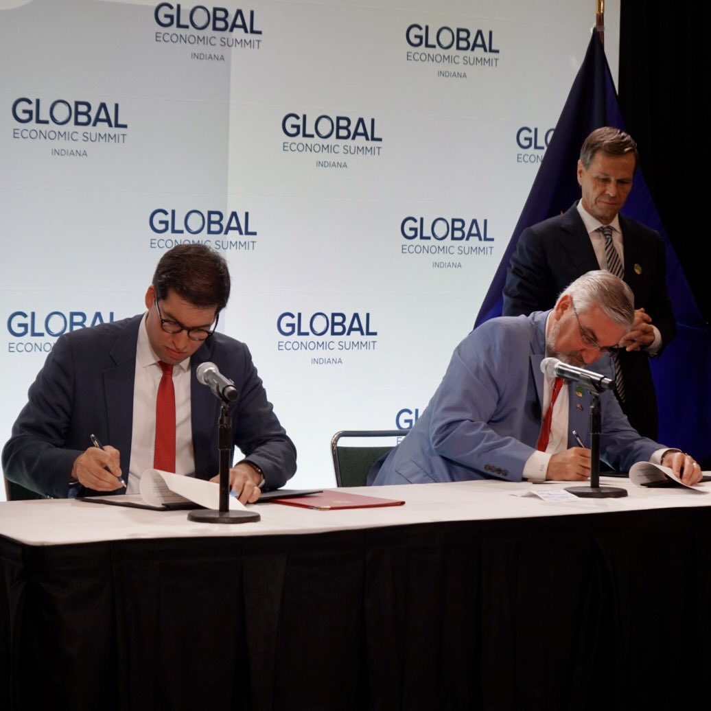 ranil's tweet image. 🇬🇧🇺🇸 Delighted to sign our trade and economic agreement with @GovHolcomb in Indiana – our first US state-level agreement!

✅ Marks a milestone in our trade relations 
🚜 Will help us bulldoze trade barriers 
♻️ Commits us to collaborate on clean tech

#GlobalTrade #GlobalBritain