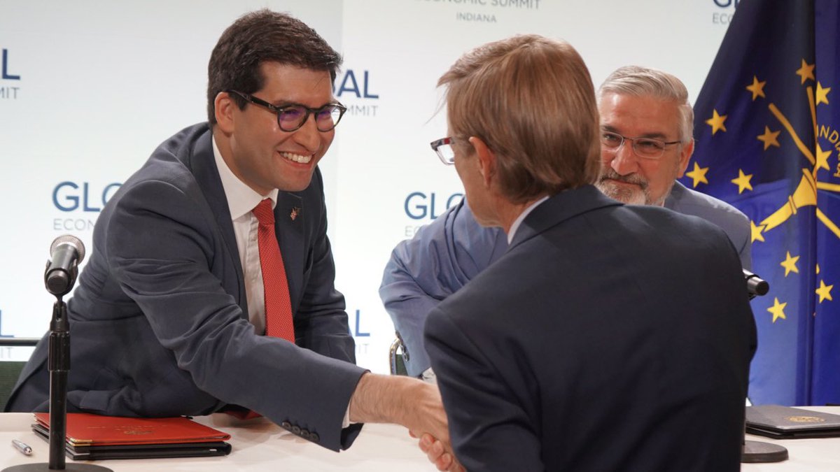 ranil's tweet image. 🇬🇧🇺🇸 Delighted to sign our trade and economic agreement with @GovHolcomb in Indiana – our first US state-level agreement!

✅ Marks a milestone in our trade relations 
🚜 Will help us bulldoze trade barriers 
♻️ Commits us to collaborate on clean tech

#GlobalTrade #GlobalBritain