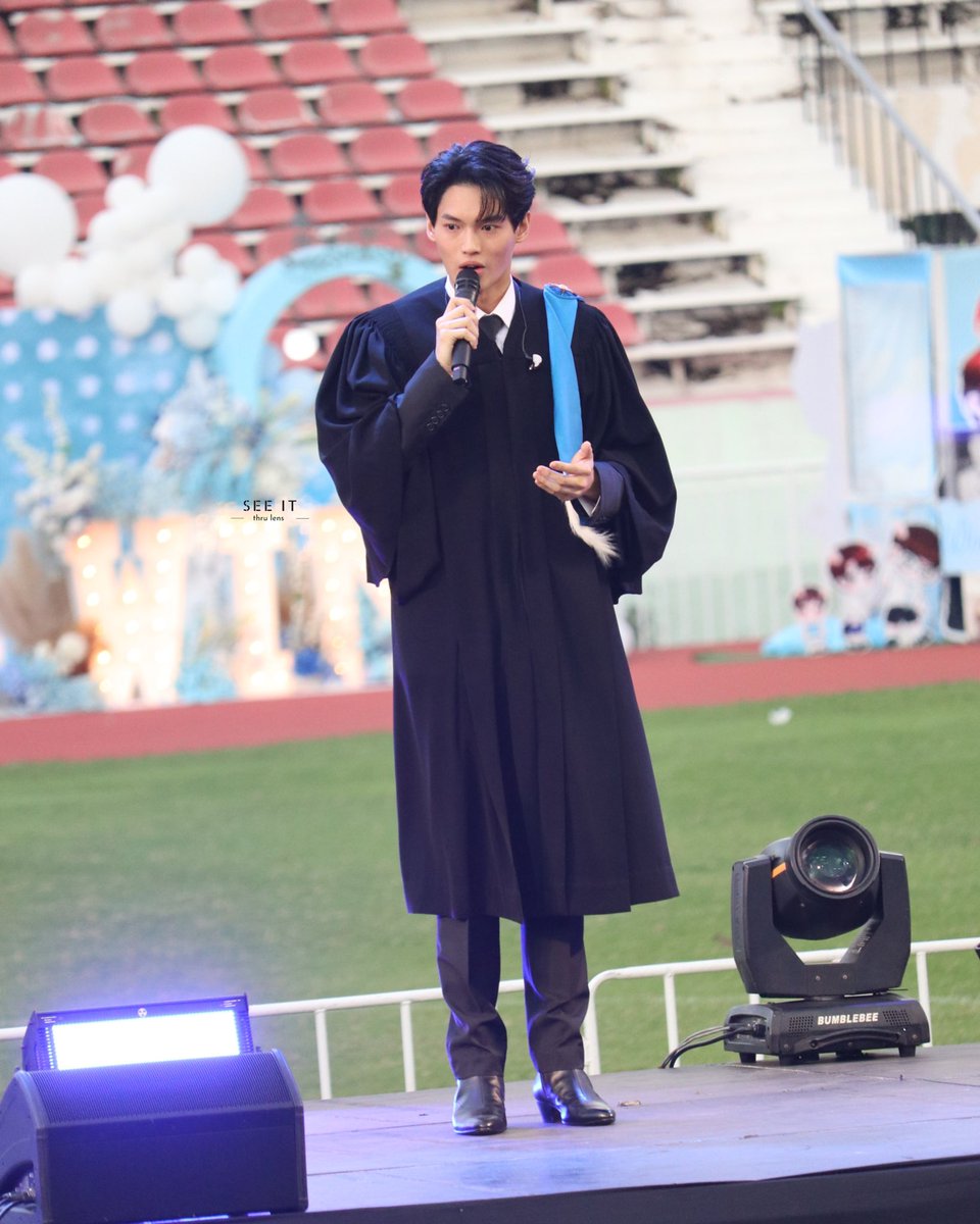 seeitthrulens's tweet photo. I hope the tears flowed from your beautiful eyes was the tears full of happiness @winmetawin 

#winmetawin 
#WinGraduationDay 
#WinGraduationParty https://t.co/yUYqmUIQkI