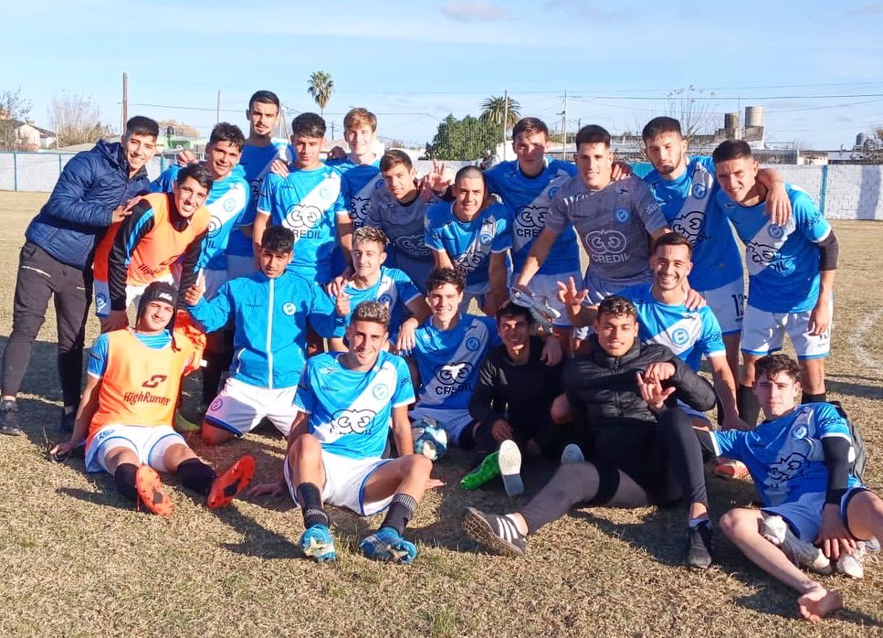 VSCJuveniles's tweet photo. 🙌 Gran premio para los Villeros, que no habían podido disputar su último partido en casa por motivos ajenos y ahora se sacaron la bronca. La próxima fecha será próximo martes ante San Miguel, de visitante. ¡A seguir trabajando y sumando!

#SomosVillaSanCarlos 🇧🇼 #VamosLaVilla 💙 https://t.co/LqIEvu4TPN