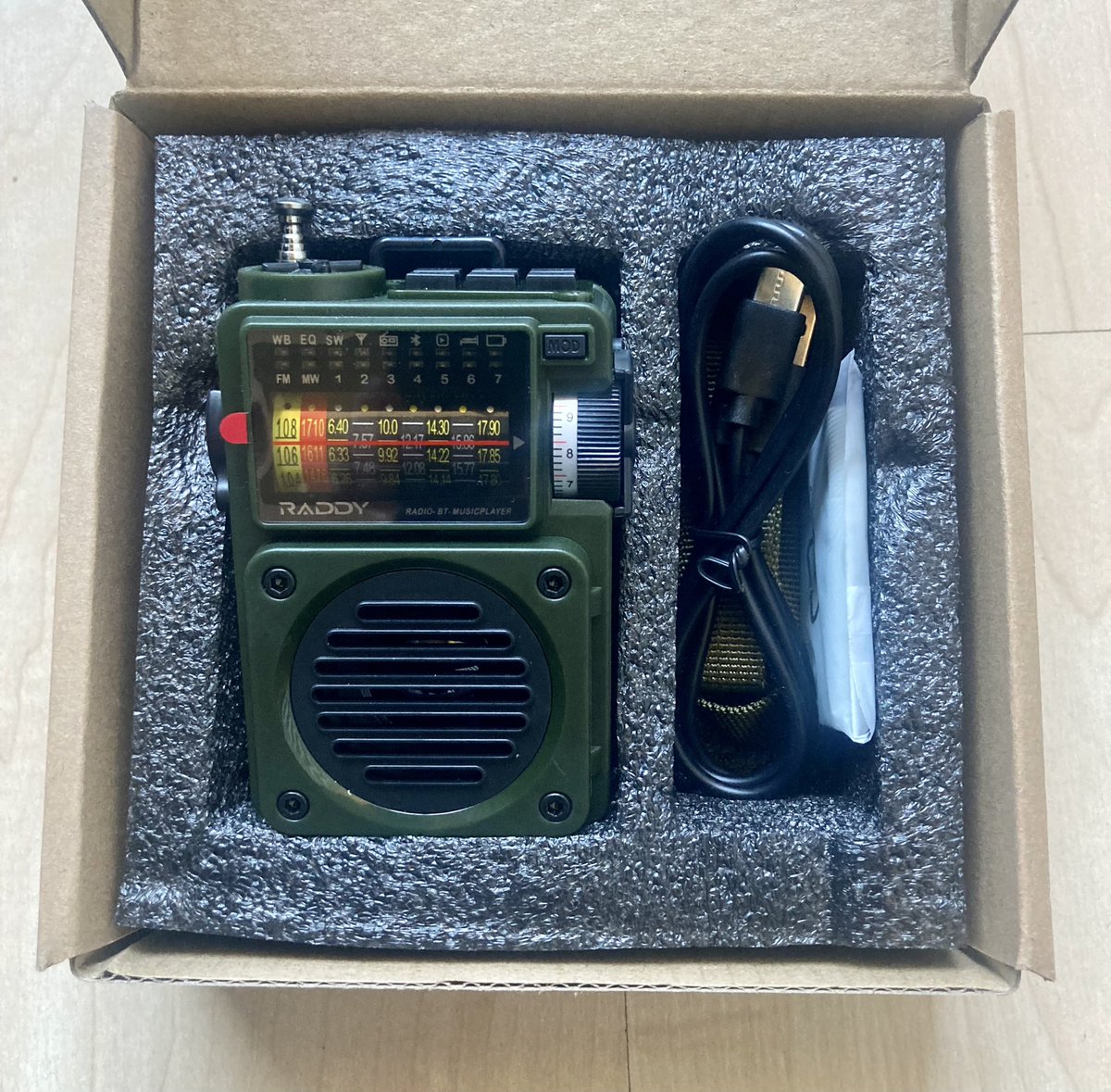 RadioHacking's tweet photo. “Unboxing” de la nueva radio de Onda Corta de @radioddity Raddy RF750, con una curiosa estética retro-militar. Una radio muy pequeña con AM/FM/SW/WB/BT/TF, batería BL-5C, memorias automáticas, sleep, etc. Ahora veremos como rinde en recepción… que es lo importante.📻 #shortwave https://t.co/ukALICSlFK