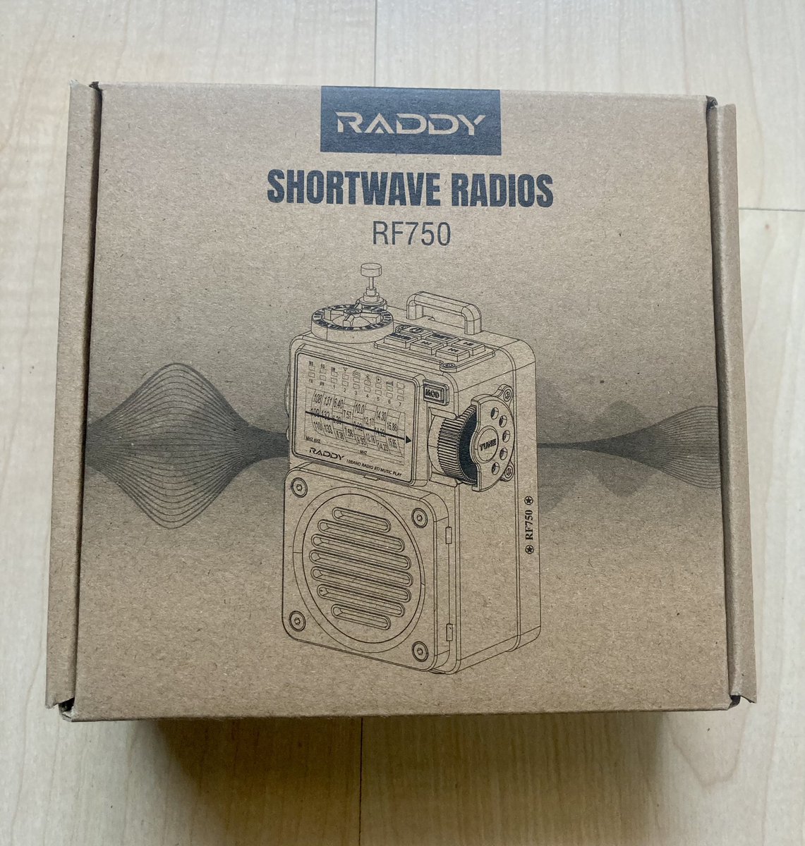 RadioHacking's tweet photo. “Unboxing” de la nueva radio de Onda Corta de @radioddity Raddy RF750, con una curiosa estética retro-militar. Una radio muy pequeña con AM/FM/SW/WB/BT/TF, batería BL-5C, memorias automáticas, sleep, etc. Ahora veremos como rinde en recepción… que es lo importante.📻 #shortwave https://t.co/ukALICSlFK
