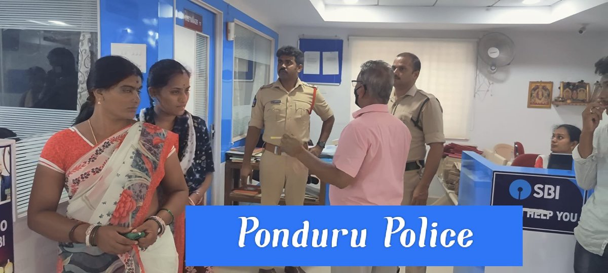 SRIKAKULMPOLICE's tweet photo. ✅ జిల్లా వ్యాప్తంగా ఉన్న బ్యాంకుల్లో రక్షణ చర్యలను పరిశీలించిన పోలీసులు..
✅ సీసీ కెమెరాల పనితీరును పరిశీలించి, బ్యాంకుల్లో తీసుకోవాల్సిన భద్రతాచర్యలపై బ్యాంక్ సిబ్బందికి సూచనలు చేశారు.
@APPOLICE100 #Srikakulampolice #crimeprevention #bankvisit #Suveillance #SecurityArrangements https://t.co/AVc2XpHV5r