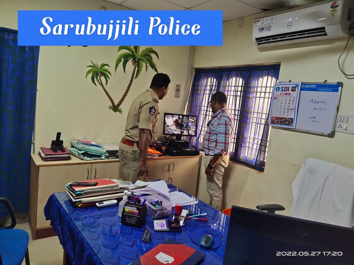 SRIKAKULMPOLICE's tweet photo. ✅ జిల్లా వ్యాప్తంగా ఉన్న బ్యాంకుల్లో రక్షణ చర్యలను పరిశీలించిన పోలీసులు..
✅ సీసీ కెమెరాల పనితీరును పరిశీలించి, బ్యాంకుల్లో తీసుకోవాల్సిన భద్రతాచర్యలపై బ్యాంక్ సిబ్బందికి సూచనలు చేశారు.
@APPOLICE100 #Srikakulampolice #crimeprevention #bankvisit #Suveillance #SecurityArrangements https://t.co/AVc2XpHV5r