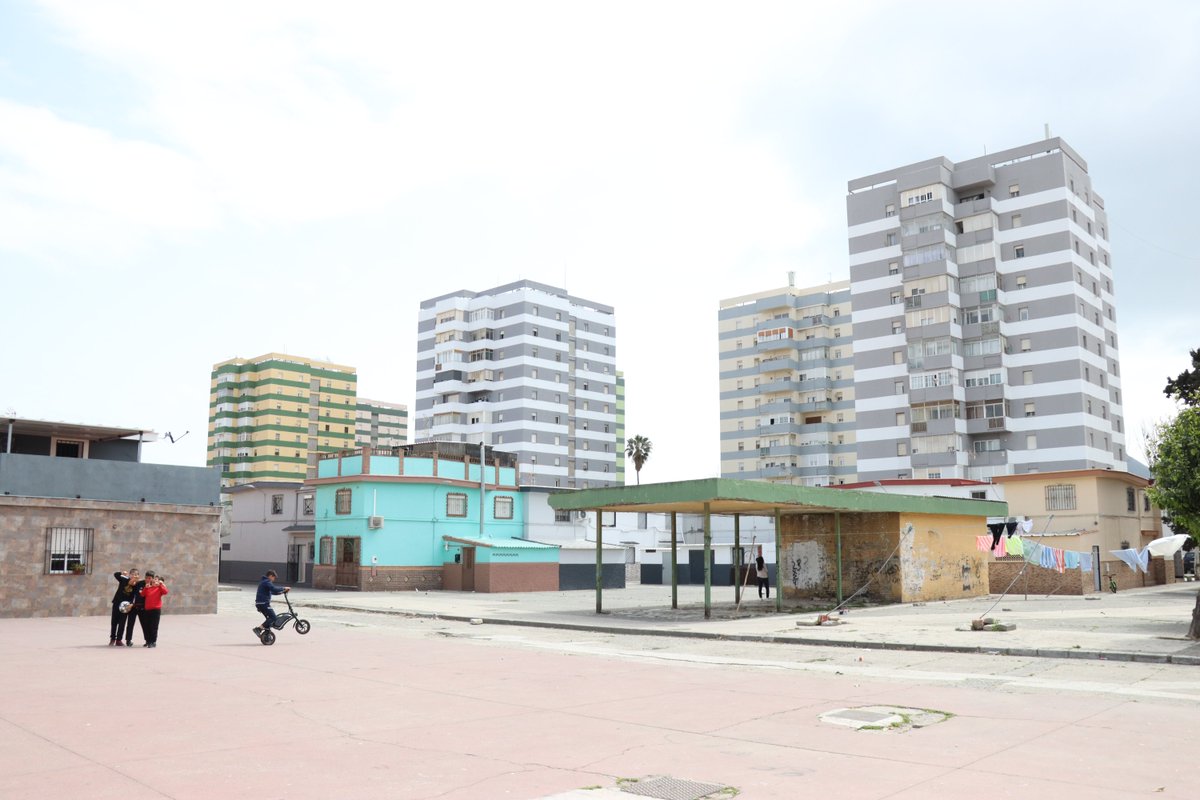 Minée par la précarité et un taux de 42% de chômage, la Línea n'a rien à voir avec le territoire britannique voisin. Un autre monde, raconté en portfolio par <a href="/MaximeAsseo/">Asseo Maxime</a> et @Ju_mlfy