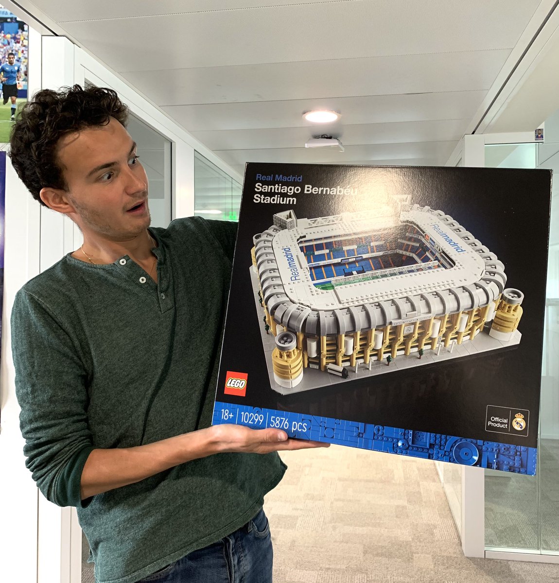 L'ÉQUIPE du soir (@lequipedusoir) on Twitter photo 🎁ALERTE CADEAU🎁
Ce soir, <a href="/RomainHarent/">Romain Harent</a> vous fait gagner le stade mythique du Real Madrid, le Santiago Bernabeu en #LEGO, d’une valeur de 400€ 😍
Pour le gagner, RT + FOLLOW <a href="/lequipedusoir/">L'ÉQUIPE du soir</a> + choisissez un chroniqueur qui vous représentera lors du quiz 🍀
#EDS #LEGO 🎁ALERTE CADEAU🎁
Ce soir, <a href="/RomainHarent/">Romain Harent</a> vous fait gagner le stade mythique du Real Madrid, le Santiago Bernabeu en #LEGO, d’une valeur de 400€ 😍
Pour le gagner, RT + FOLLOW <a href="/lequipedusoir/">L'ÉQUIPE du soir</a> + choisissez un chroniqueur qui vous représentera lors du quiz 🍀
#EDS #LEGO