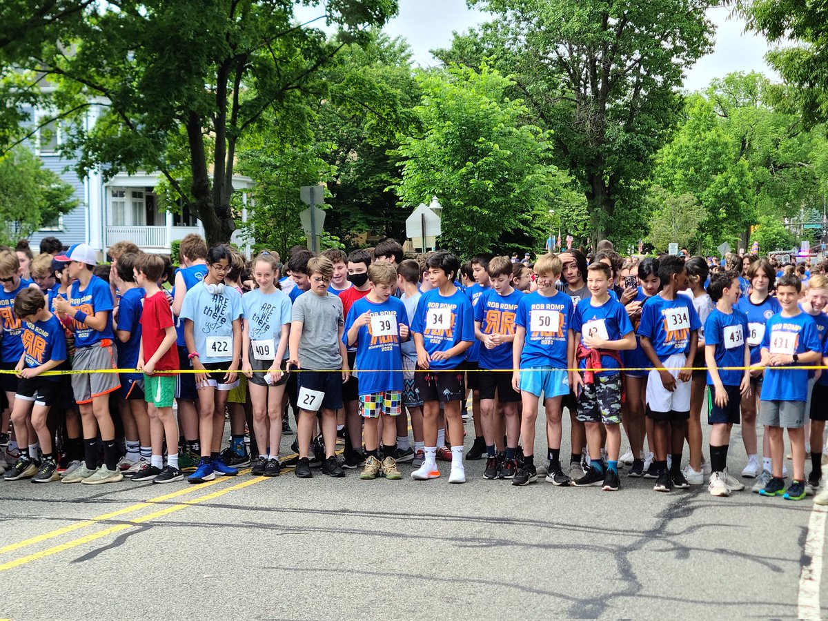 GR_Schools's tweet photo. RAS starting line for the Rob Romp.  It was a terrific morning for a run or walk.  Great job RAS students and staff. https://t.co/aXCg4Wj8bb