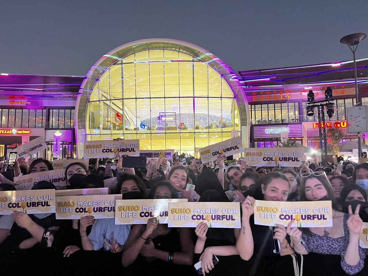 EXOLsUAE's tweet photo. Thank you everyone for carrying our banners!

Let’s show Suho a lot of love! 💛🤍
#SUHOinDubai #سوهو_في_دبي https://t.co/lqPLUyv1MF