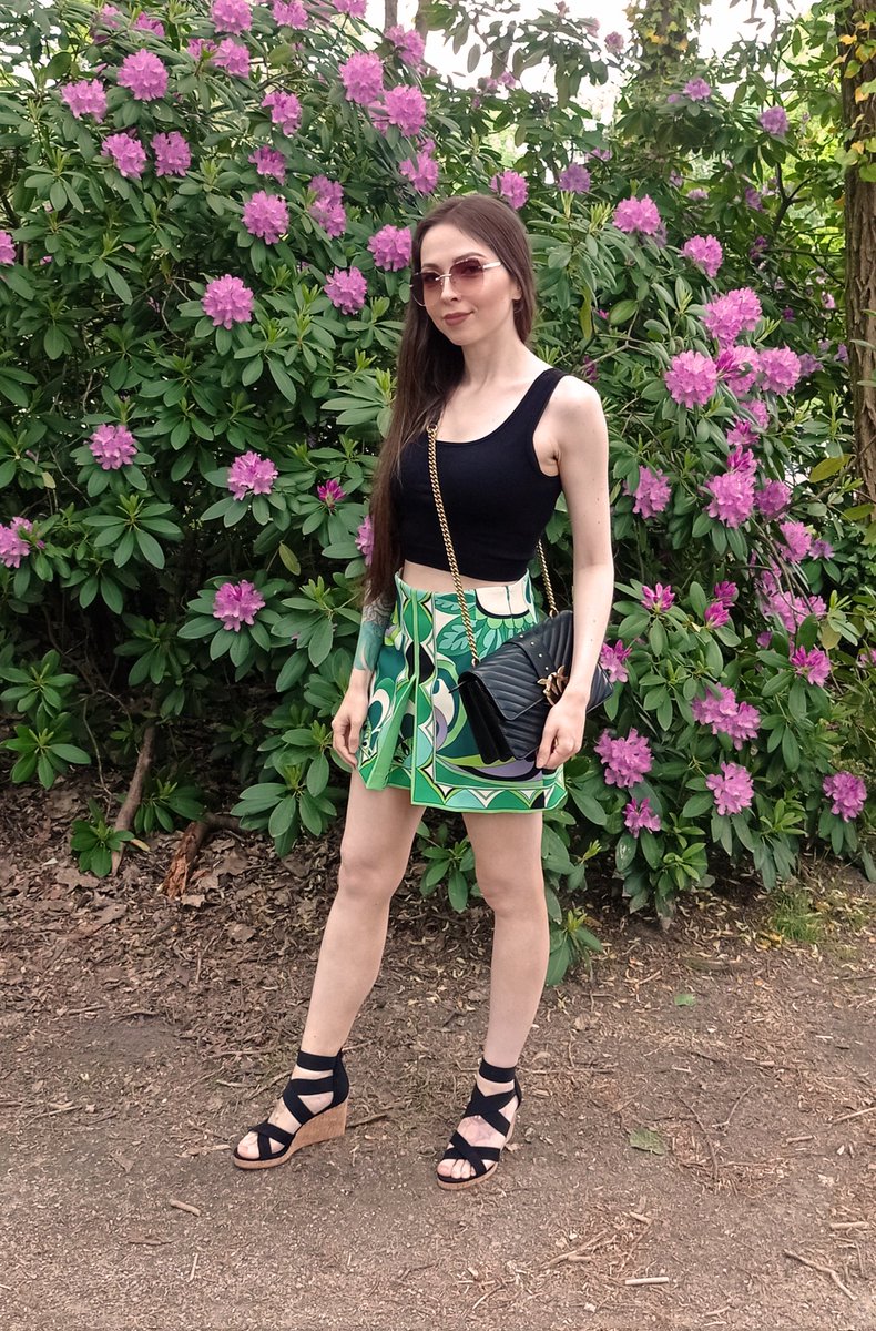 Have an awesome Friday everyone! ✨🥂