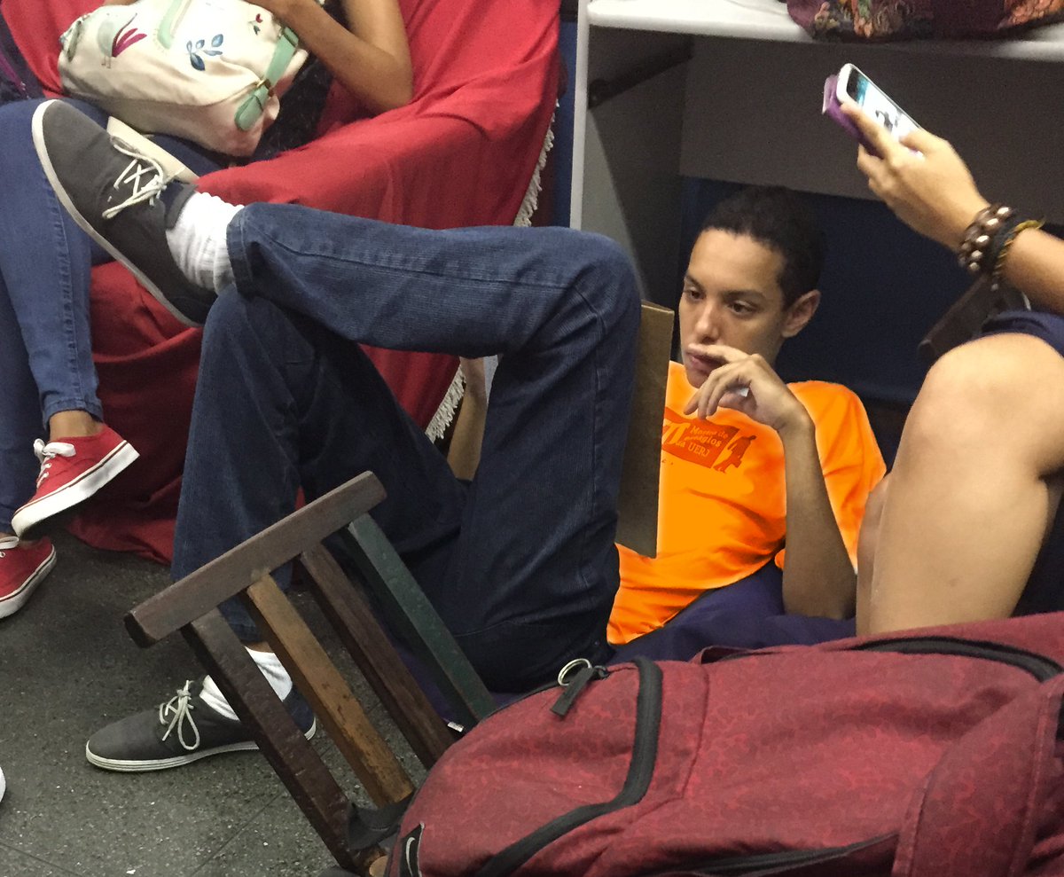 Danielcabral94's tweet photo. .@itau estava lendo meu signo agora e aqui diz que um banco laranjinha como meu look irá me levar para o RIR para assistir ao Post Malone.... #EuVouComItaú https://t.co/XS67pTEawD