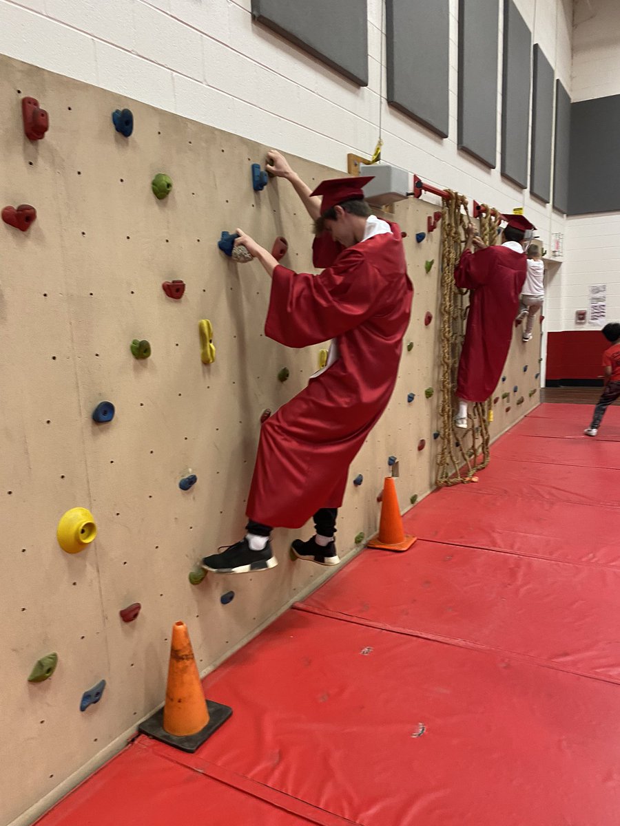 D220Finance's tweet photo. Senior Walk Day at Grove School. So fun!! @barrington220 @GroveAve220 https://t.co/DPxsNri7JK