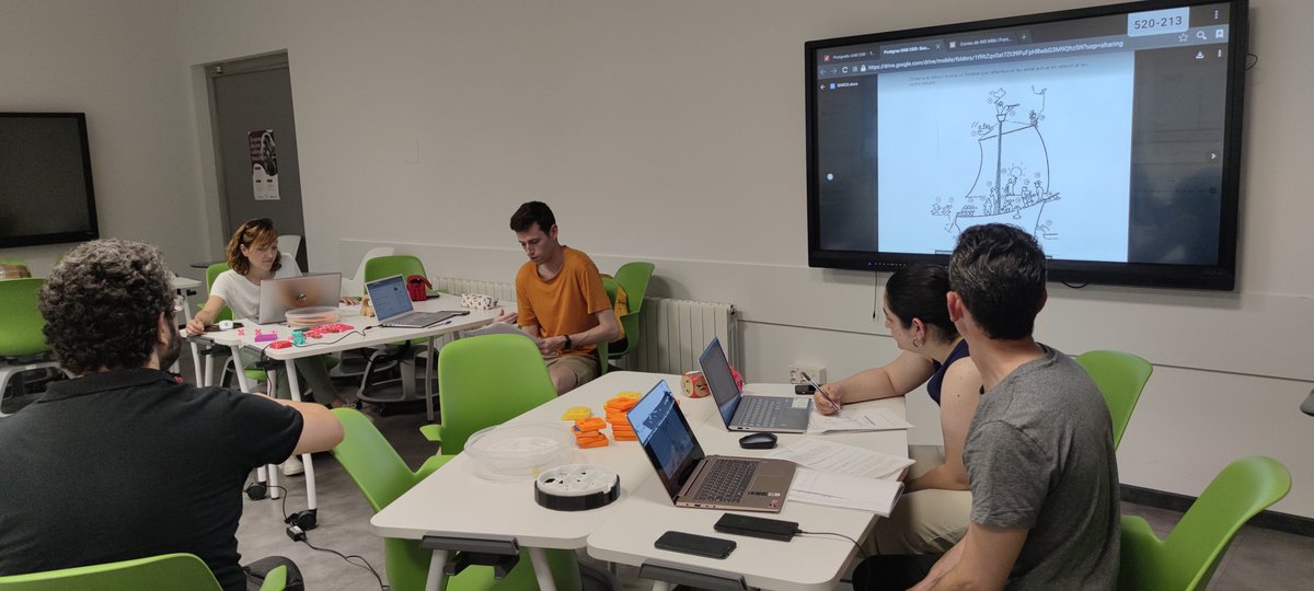 jsilvajsilva's tweet photo. Sesión módulo 4 #MundoMaker en #postgradoCDD #competencia_digital @EducacioUAB   @GrupoEDO @masterentac con @jsilvajsilva y @XavierRosell https://t.co/QIeGVsvDei