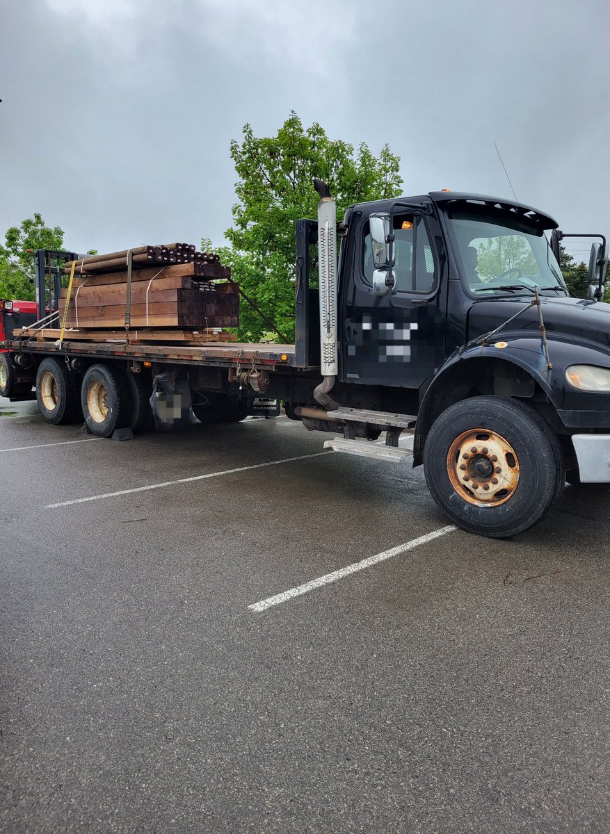 HRPSCMV's tweet photo. Working in @HRPSBurl today. This loaded truck passed us on Dundas St. Load straps damaged &amp; load not balanced or secure, weight was all to the rear of the vehicle. This truck needs min 21% of gross weight over the front axle but only had 17%. Brake &amp; lighting issues as well.^MD https://t.co/PQjsTDcO9V