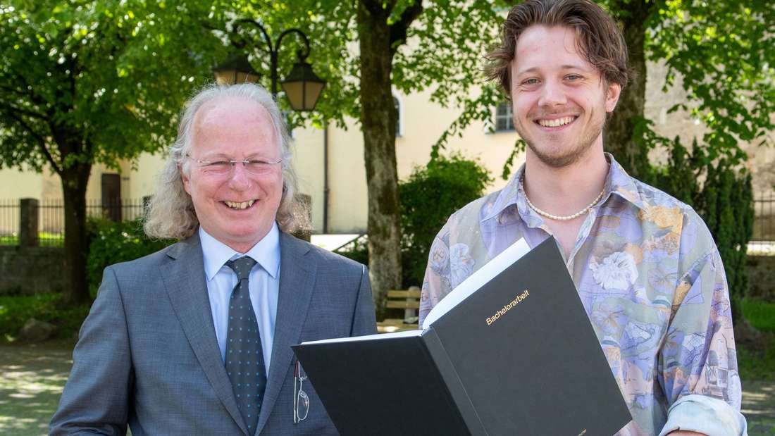 HDBW_Hochschule's tweet photo. Zu seiner #Bachelorarbeit über die Auswirkungen der Corona-Pandemie auf den Holzkirchner Mittelstand wurde #HDBW #Absolvent Vincent Schweighofer vom @merkur_de interviewt. Für diese #Abschlussarbeit bei VWL-Prof Oliver Schlick befragte er dort Unternehmen.
https://t.co/3J06dsnoqf https://t.co/38TQPigZBl