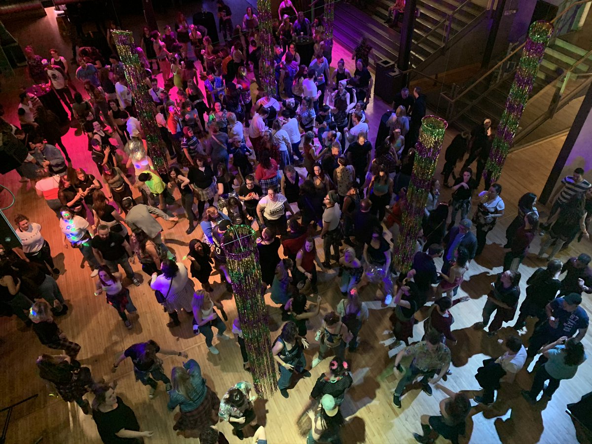 TONIGHT ✨

Join us on the dance floor for Dance Mix '90s!  
 
Enjoy '90s trivia, throwback activities and games, in addition to a classic music video dance.

Some tickets are still available online >> bit.ly/3FlmmFD