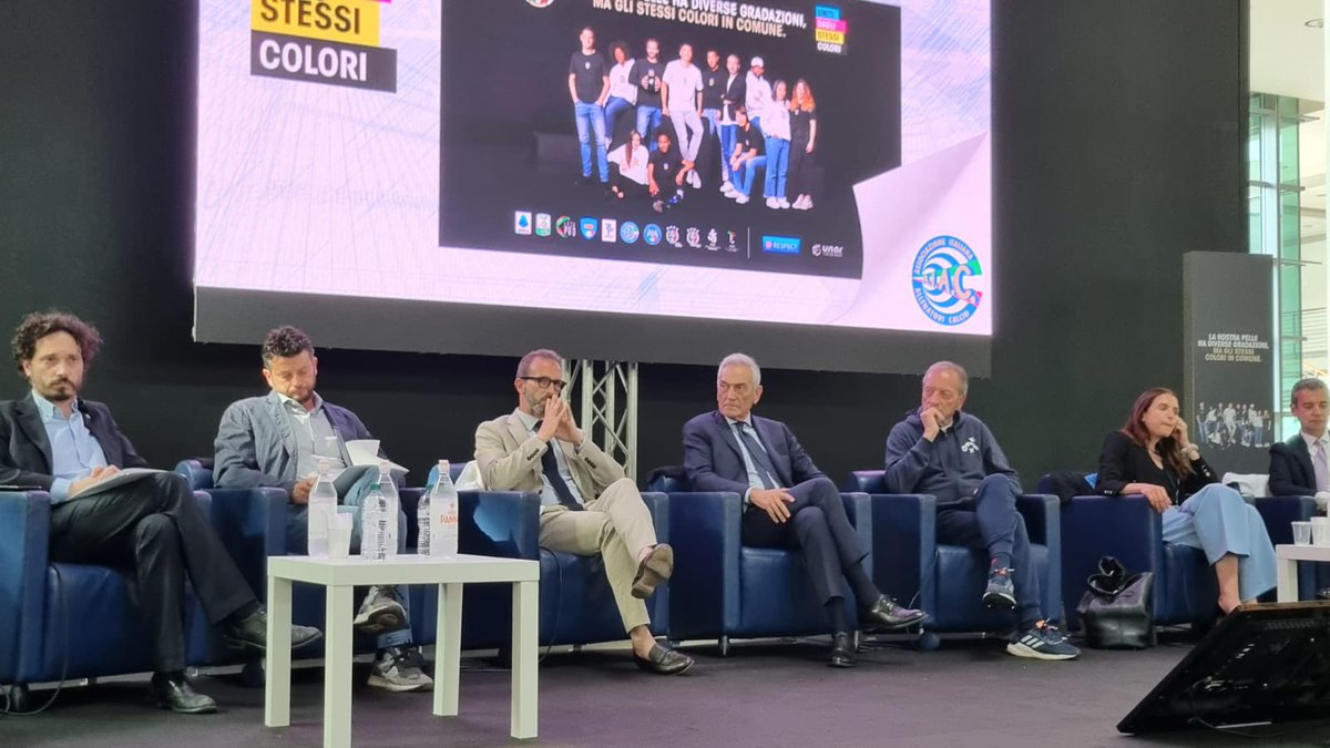 assocalciatori's tweet photo. Il Presidente Umberto #Calcagno oggi a Rimini dove si è tenuta la tavola rotonda conclusiva della campagna #unitidaglistessicolori. L’incontro si è svolto nell’ambito di "The Coach Experience”, la tre giorni organizzata da AIAC dedicata alla formazione di tutti i tecnici. https://t.co/iP8GxCvXIU