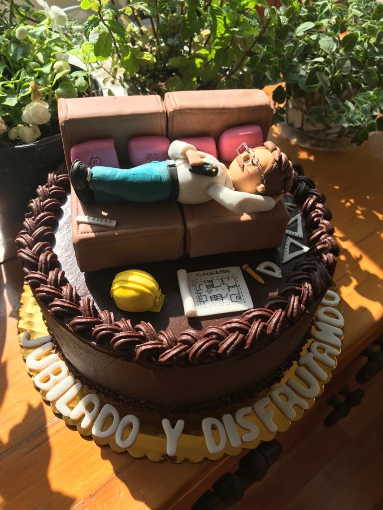 Sofistas's tweet photo. Pastel de la semana para celebrar la jubilación del Ing. José Luis ❤️🧡

Es de chocolate con mermelada de fresa y ganache de chocolate obscuro. Una delicia, si me lo preguntan. https://t.co/yqsaIvSey6