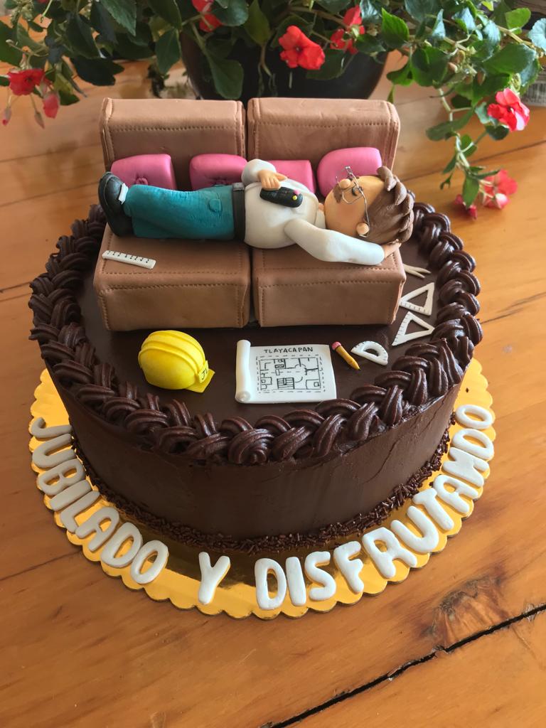 Sofistas's tweet photo. Pastel de la semana para celebrar la jubilación del Ing. José Luis ❤️🧡

Es de chocolate con mermelada de fresa y ganache de chocolate obscuro. Una delicia, si me lo preguntan. https://t.co/yqsaIvSey6