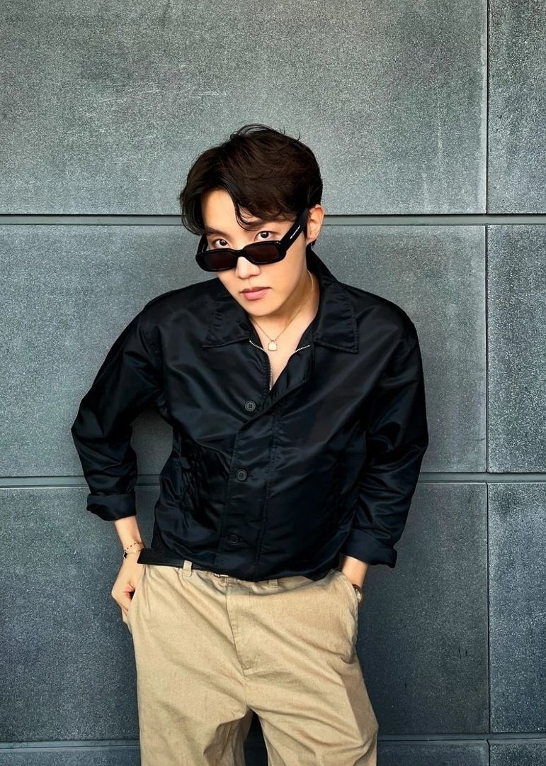 BTSDR3AM7's tweet photo. Hobi IG post "TGIF"
#BTS_Proof @BTS_twt https://t.co/uQMsghwNFd