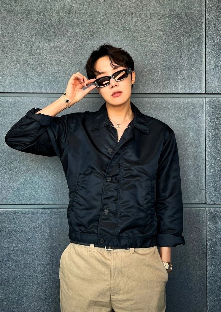 BTSDR3AM7's tweet photo. Hobi IG post "TGIF"
#BTS_Proof @BTS_twt https://t.co/uQMsghwNFd