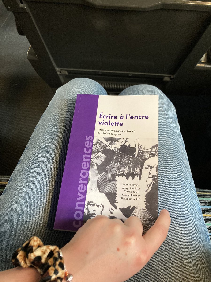 a-t-on déjà rêvé meilleur voyage en train ? 🌈💜🍓📚 
bravo aux auteurices (big up <a href="/Les_Jaseuses/">Les Jaseuses</a>) et aux lesbiennes pour ce livre-somme instructif qui regorge de mille pépites de littérature lesbienne « à l’encre violette »😮‍💨