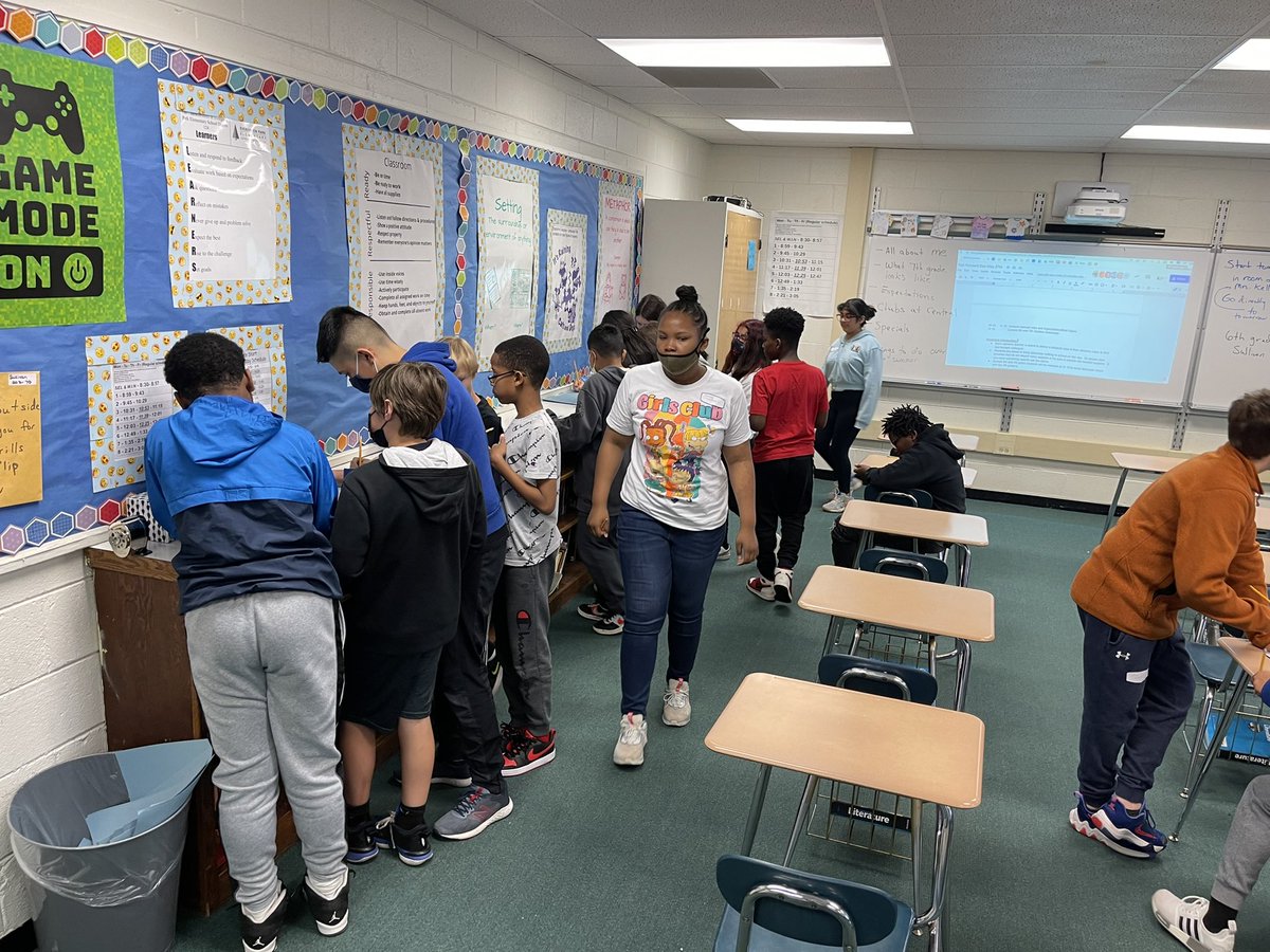 MrsDunneback's tweet photo. Enjoying Fast Forward Day at CMS with our current 5th, 6th, and 7th graders! #BeEvergreen https://t.co/ztrOjPlJ4x