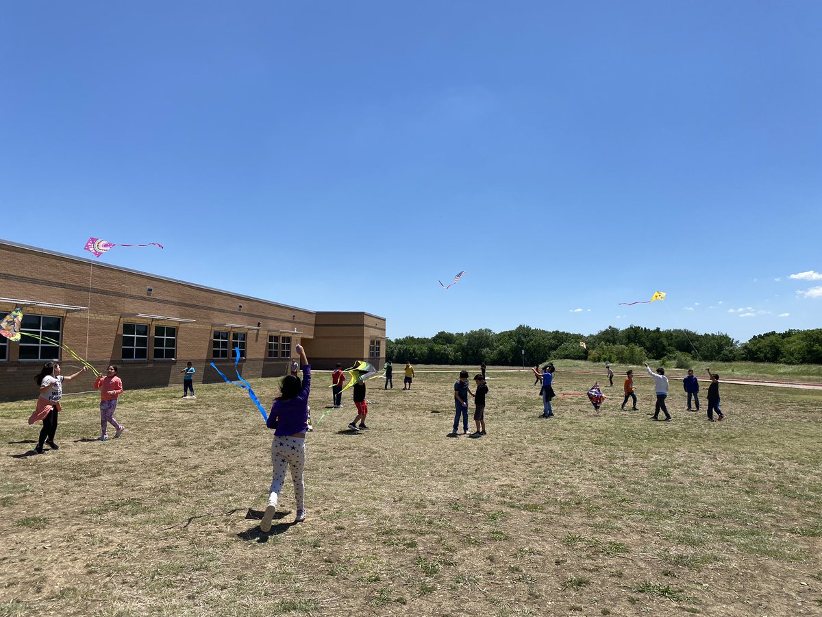 maribel_cazarez's tweet photo. Ended the school year yesterday with kite flying and ice cream 🍨🪁  #AlvaradoExcellence https://t.co/RnnwMCoToy