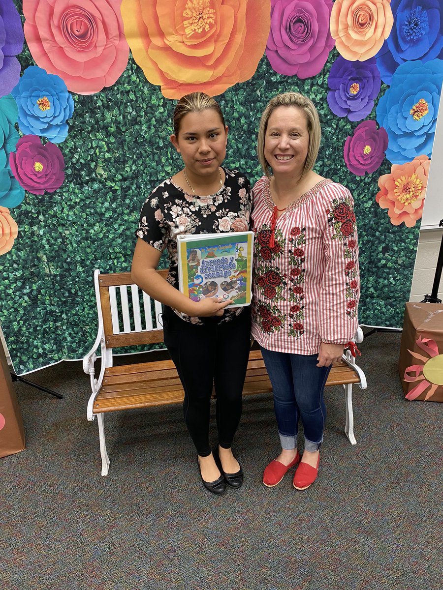 SISD_MultiPrgms's tweet photo. Great morning @ClarkPrimary with our Latino Family Literacy parents and students! #literacy #thelatinofamilyliteracyproject #believeinspring #springisd https://t.co/4i2vftZDuW
