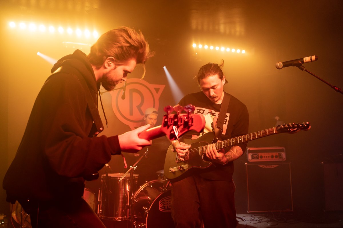kill_strings's tweet image. Still longing for that beach in #brighton and @greatescapefest ... Also tried to look cute for once instead of the usual resting bitch face.
📷captured by the lovely @georgeambrown
#killstrings #letmedream #AlternativeRock #alternativerock #tge22 #fenderguitars #kemperamps