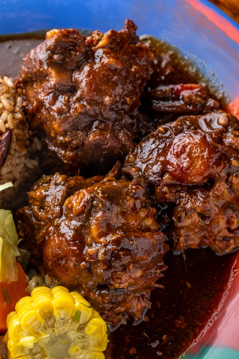 reggaehut's tweet photo. #TGIF!  Kick off the weekend w/ a homestyle meal like the Oxtails.  Savor the flavor of tender beef slow-cooked in a brown sauce.  Each plate is served w/ steamed veggies and rice &amp; peas.  Dine-in or order online w/ link in bio.  #reggaehut #caribbeanhouston https://t.co/TUPlwXoeTy