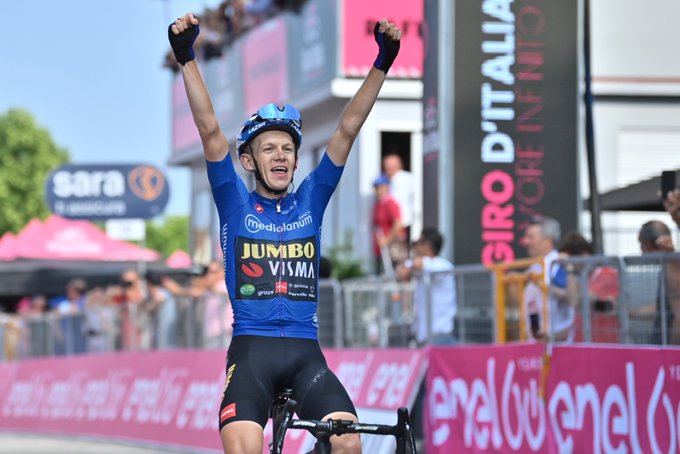 SoyNuevaPrensa's tweet photo. #Bouwman logró el doblete en #Castelmonte y los favoritos firmaron tablas en el #Giro - https://t.co/07bFTD1Smn
#SoyNuevaPrensa #FirmaronTablas #Italia #Ciclismo #Deportes https://t.co/zIbg2oAA9j