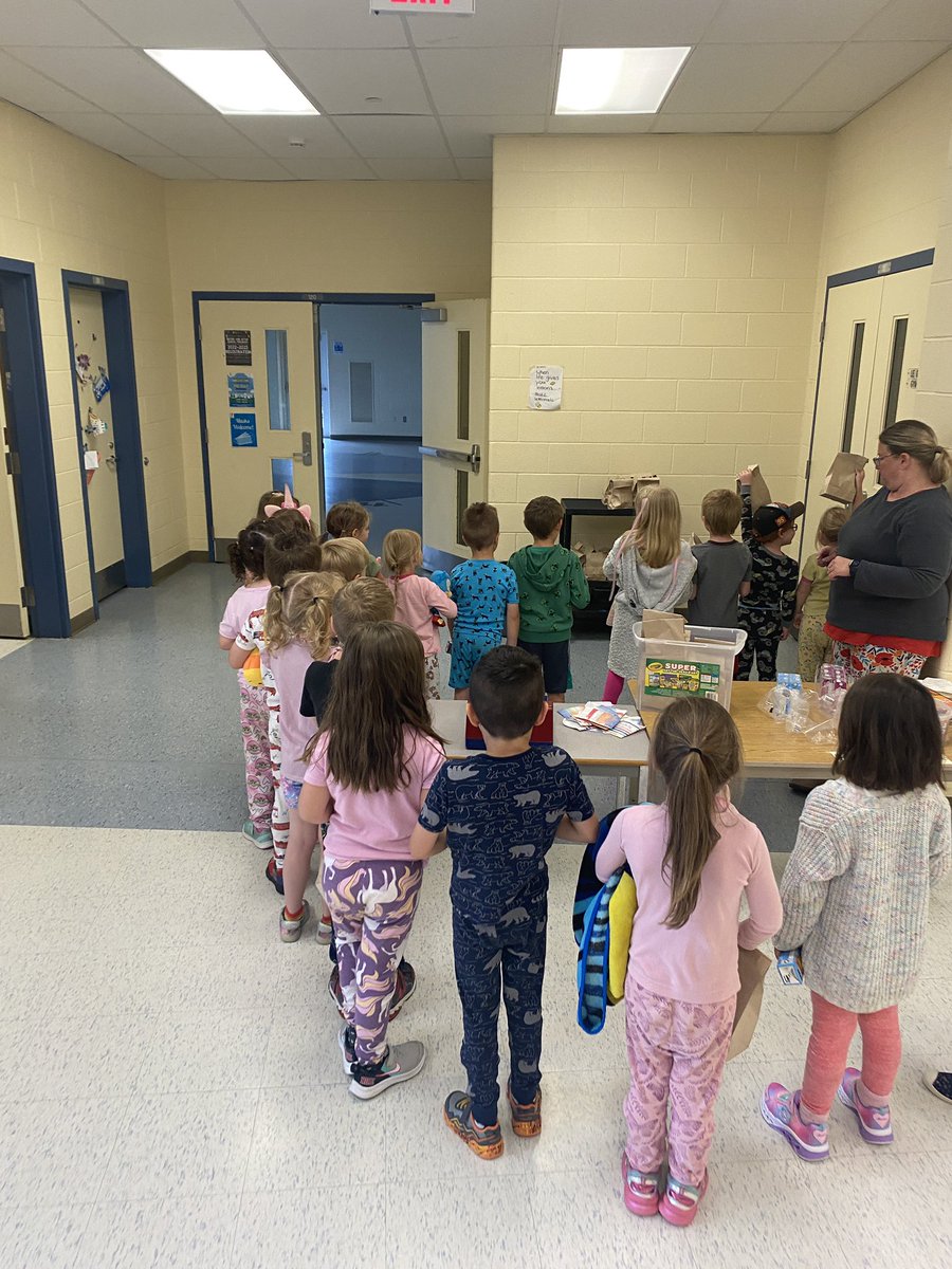MmeVerberne's tweet photo. They were each given $5 and had to decide what they wanted to buy! Now onto the feature film 🎥 🎞 @trudeaufi @Shnevia https://t.co/aRYcpsv3ck
