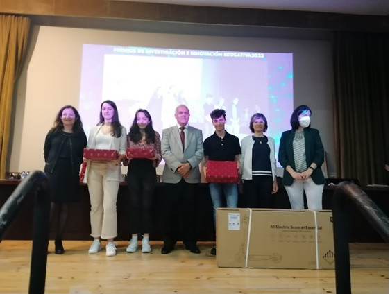 El pasado 25 de mayo, los alumnos del <a href="/IesPintor/">IES PINTOR LUIS SÁEZ</a> Daniel R., Irene R. y Sara S de 2° BIE defendieron en Salamanca su proyecto de investigación. Su esfuerzo y su rigor en la investigación les hizo ganadores del PREMIO A LA INNOVACIÓN E INVESTIGACIÓN de Castilla y León 2021-2022.