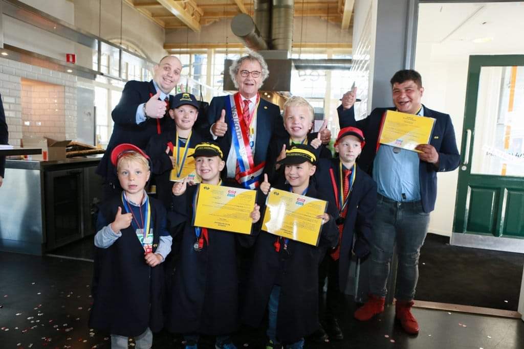 Weet je het nog <a href="/rogervanboxtel/">Roger van Boxtel</a>? 25 mei 2019. We hebben toen met elkaar heel wat aanstormende talenten een mooie dag bezorgd bij <a href="/NS_online/">NS online</a> tijdens <a href="/spoorwensdag/">Spoorwensdagen</a> De reis van morgen met begint vandaag. Good old days. Net als toen met <a href="/PierEringa/">Pier Eringa</a> #memories #NS #treinleven #trein