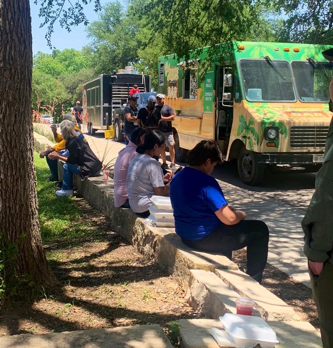 firstwefeast's tweet photo. .@WCkitchen has provided and will be continuing to serve warm meals/plates to the community of Uvalde, Texas. #ChefsForUvalde
Find out how you can support here: https://t.co/erPGiOOMlW https://t.co/z1ZwoemtHc