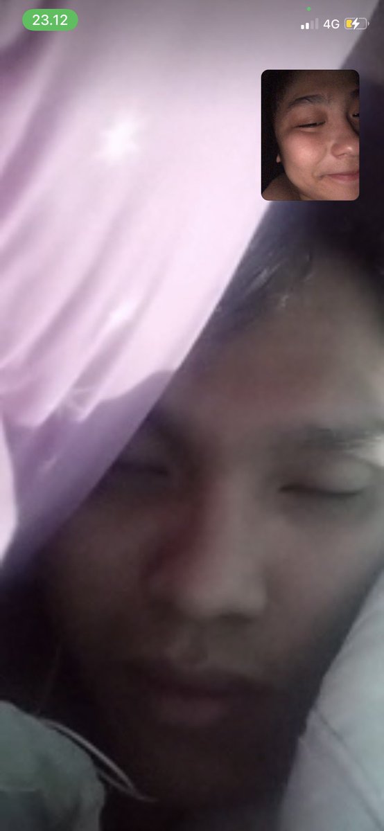 Dia lagi ngambek sama aku tapi tetep mau nemeni aku tidur dan lagi besok hari sabat.. jadilah dia sambil emosi, nelpon aku, sembari baca alkitab🤣 terus tidur tapi masih harus di olo karna emosi, tapi lama-lama bobonya sambil ngintip dan senyum🤣 gimana ga sayang coba😭