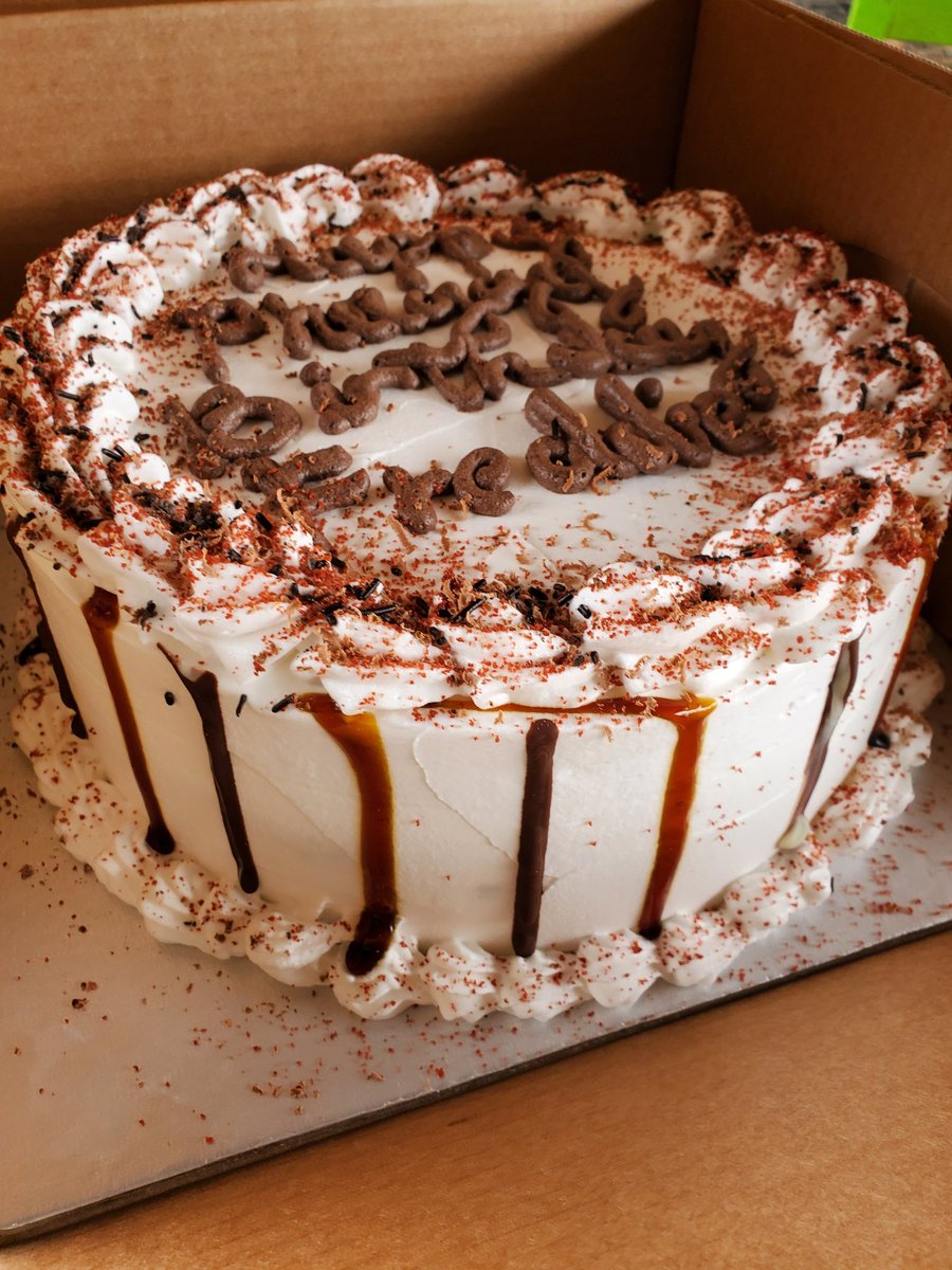 DelightsOlga's tweet photo. Happiness starts with this Chocolate and Red velvet cake😄🍰😋 https://t.co/MgvoJwPIdu