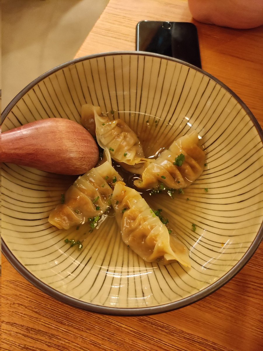 toayita's tweet photo. Dumplings de centolla y queso crema en caldo dashi.
Puntuación: 7 #OINKS https://t.co/9HUJEQVnVR