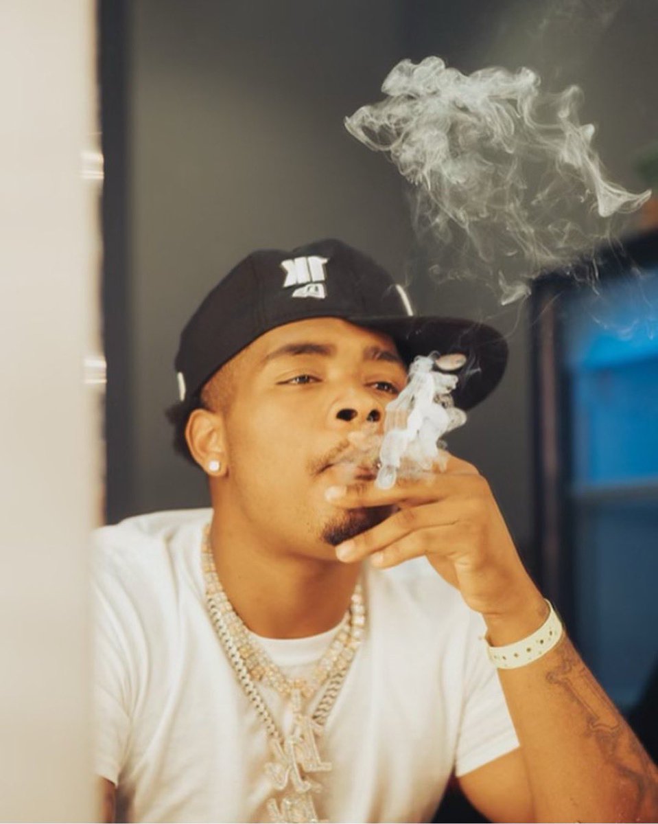 bicfizzle's tweet photo. They tellin' me to make some club music 🎼 
Nah, bihh, Ima popstar, drug user 💊
Them niggas broke, 'cause they too focused on what I'm doin'📲🥶
#1Klan
@darsrevenge https://t.co/OppY1zIl9h