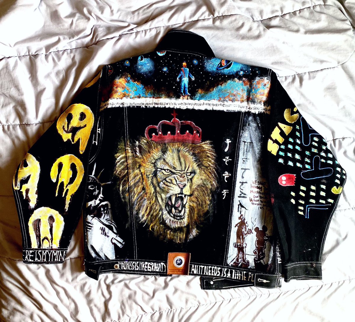 TJMDraws's tweet photo. 🦁☄️✨🚀🥴Who would wear this #customdenimjacket ❔ DM if you want one #customclothes #madnessislikegravity #ArtistOnTwitter #artshare #painting #art #artwork #drawing #artmoots https://t.co/YobXl4a1fj