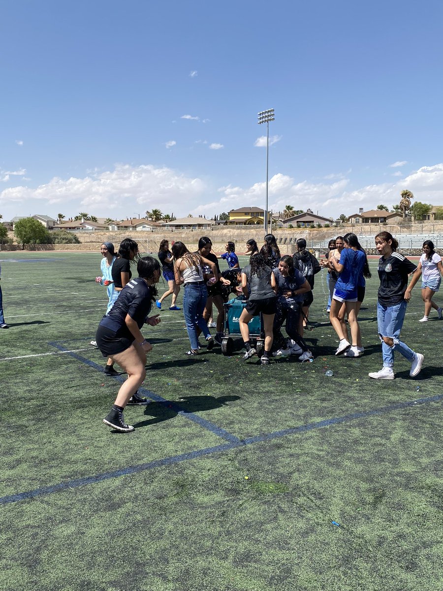 Girls_SoccerAHS's tweet photo. Winding down the year with a water balloon fight!!💦 🎈⚽️
#AmericasGirlsSoccer @jlvalles_AHS @VVicencio_CMS @Americas_HS https://t.co/x5e6eVBSg0