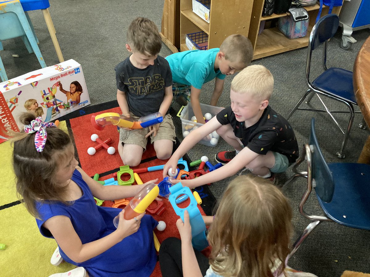 melissalynnwhe1's tweet image. No Technology Day @maplemagnet Encouraging #Social skills with multiple grade levels.  @RochNHSchool @mrslanceyMSMS celebrating #globalplay in May!