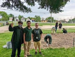 Loggers205's tweet photo. Lincoln Middle School students and staff have begun work on our annual community garden! Between the generosity of Home depot, the grant awarded by the City Of Rockford, and Seeds donated by the University of Illinois extension this has gone from a good effort to a great one! https://t.co/8ZaAuC5YMp
