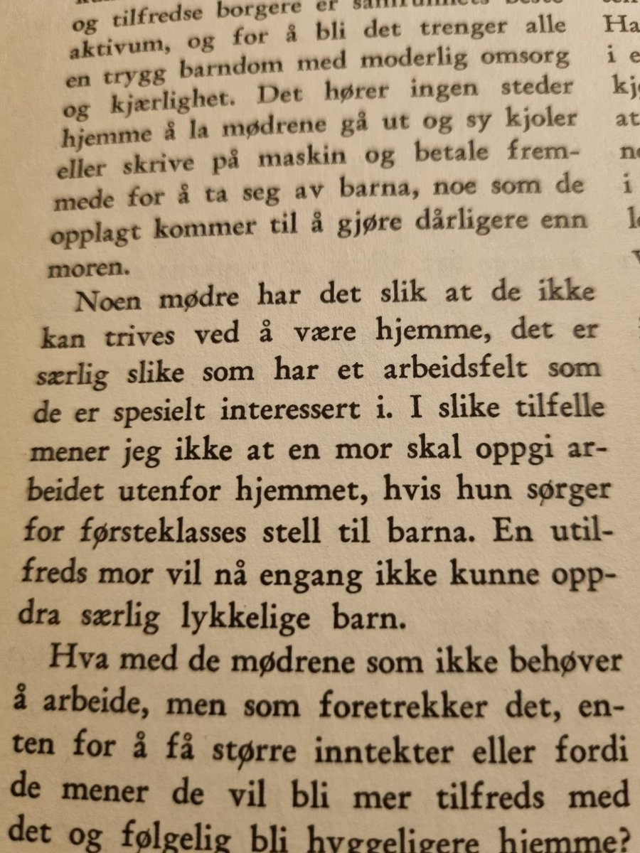 wandavoldner's tweet photo. Om mødre skal og børe være hjemme er litt uklart. På den ene siden hører det ingen steder hjemme å gå ut i jobb, på den annen side kan det også forsvares. https://t.co/ToMwEgYl7c