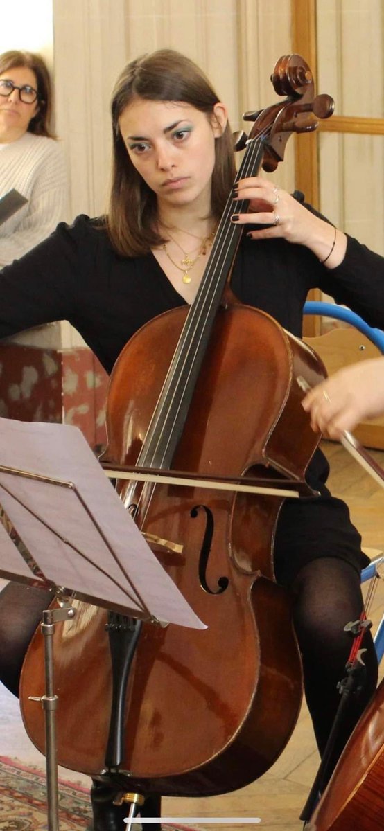 SOS ma fille Eléna vient de se faire voler son violoncelle #cello dans le 13è à Paris. Faites tourner cette info un max sur les réseaux. Le cello est numéroté et donc invendable… écrivez-moi en M.P si vous pouvez/voulez m’aider