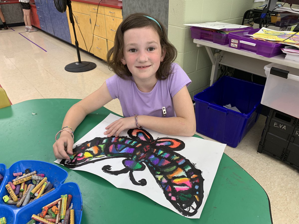 ArtwithMrsPark's tweet photo. 2nd grade: Butterfly 🦋 Beautifully blended oil pastel 😍 @RoseSmoral #TheHill #symmetry #oilpastel https://t.co/eRVcz5g8po