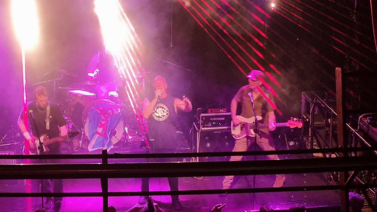 HardlyEverWron1's tweet image. Scared to Dance #theskids #buttonfactory