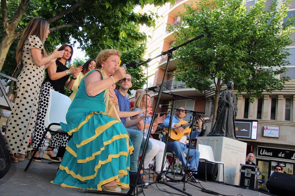 AytoAlbacete's tweet photo. 💃Con la actuación del Aula de #Flamenco en la plaza de la Constitución se ha finalizado esta primera edición de #LaUP #SaleAlaCalle, iniciativa para dar a conocer la @UPenlaSaramago
👏El alcalde @emiliosaezcruz y el vicealcalde @Vicente_Casan han podido comprobar su acogida https://t.co/HESbijFoCj