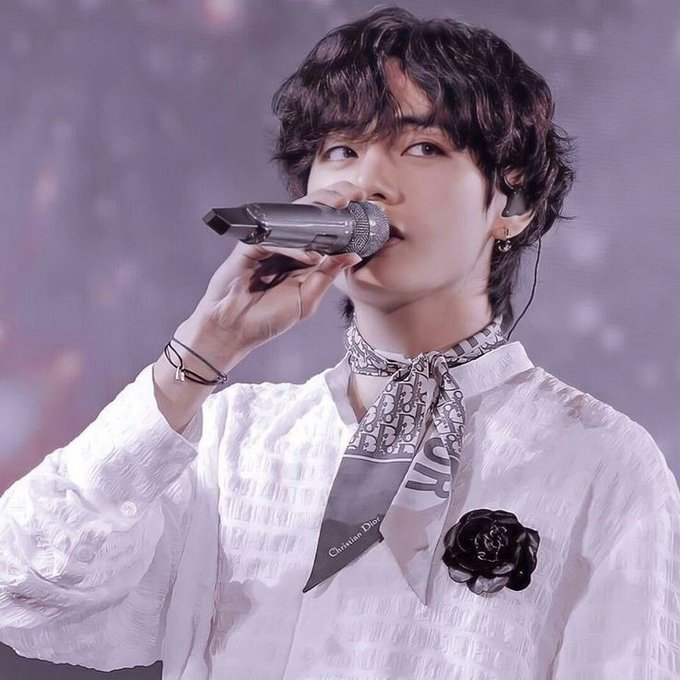 jeon_vantella's tweet photo. WE LOVE YOU TAEHYUNG 🫶✨💜
#V_ChritsmasTree I enjoy listening to #ChristmasTree by #V @BTS_twt
🔗https://t.co/EYGSk2ebgk https://t.co/bx5TFfRdAU