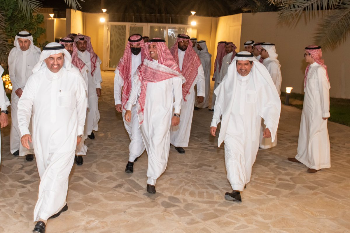DulamiAB's tweet photo. والدي وعمي في إستقبال صاحب السمو الملكي الامير سعود بن طلال ال سعود محافظ الاحساء 
في حفل العشاء الذي اقيم على شرف سموه في مجلس أسره الدلامي https://t.co/q2Q9b1fGGs